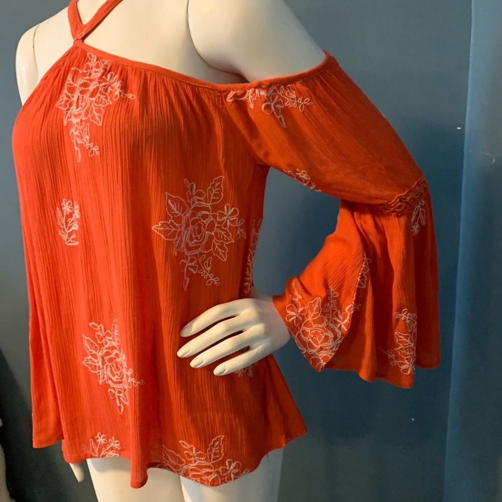 Beautiful brand-New size small,off the shoulders top. - Picture 9 of 11